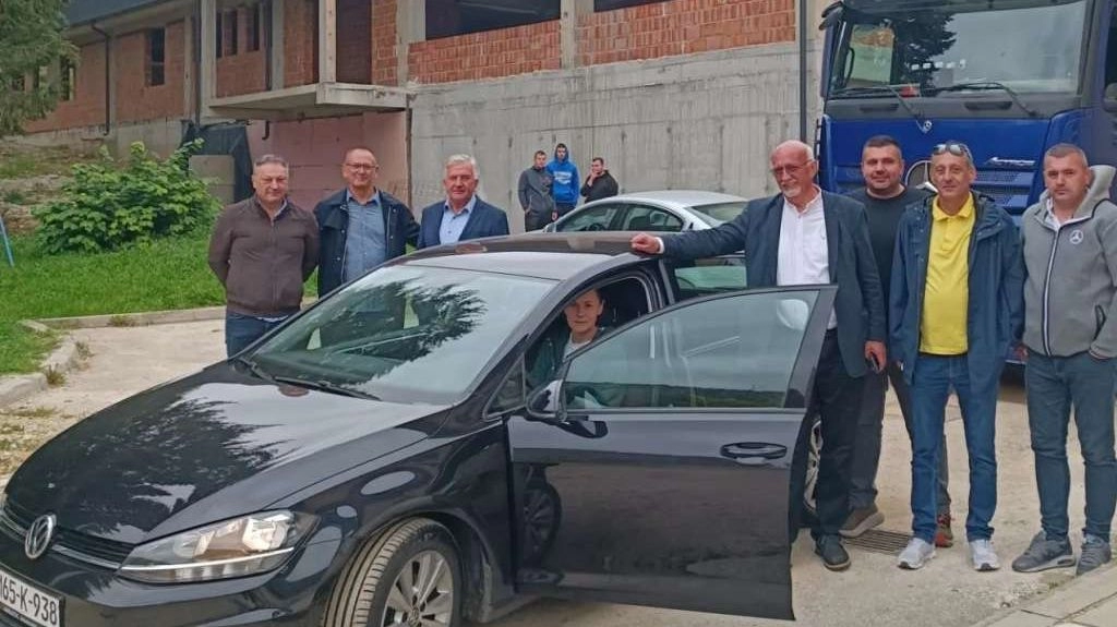 Ženi koja je spašavala ljude u poplavama kupili novi automobil